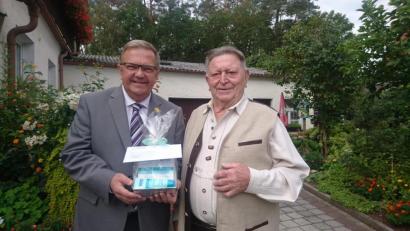 Bild: pkec
Bürgermeister Martin Preuß gratuliert im Namen der Stadt dem Jubilar Andreas Fleischmann (rechts).