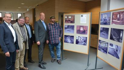 Bild: jr
Sie freuten sich über die Eröffnung der Bilderausstellung mit dem Titel "Gegen das Vergessen" in der Mitterteicher Filiale der Volksbank Raiffeisenbank: (von rechts) Fotograf Jürgen Lauterbach, Geschäftsstellenleiter Dieter Ernstberger, Regionalmarktleiter Manfred Steckermeier, Michael Hahn vom Sozialdienst der KJF-Werkstätten und Werkstätten-Leiter Karl G. Kick.