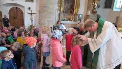 Bild: jzk
Die beiden Pfarrer Thomas Kraus und Dirk Grafe (von rechts) segneten die Erstklässler.