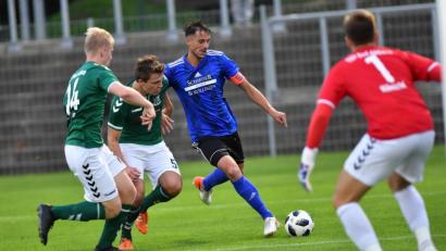 Bild: A. Schwarzmeier
Benjamin Werner (blaues Trikot) eröffnete in Halbzeit eins den Torreigen für die SpVgg SV Weiden. Mit dem 3:0-Heimsieg über den TSV Bad Abbach übernahmen die Schwarz-Blauen zumindest für einige Stunden wieder die Tabellenführung in der Landesliga Mitte.