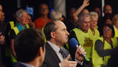 Bild: Gabi Schönberger
Wirtschaftsminister Hubert Aiwanger gerät kurz mit Landrat Andreas Meier aneinander.