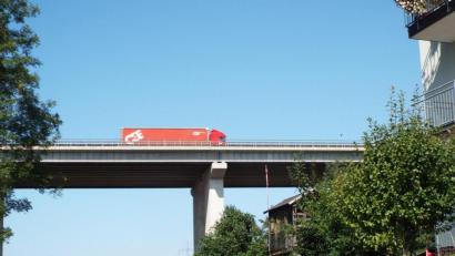 Bild: e
Ein von der Gemeinde beauftragtes Ingenieurbüro stellte fest, dass der Verkehrslärm von der Theuerner Autobahnbrücke zwar hoch ist, aber unter dem Grenzwert liegt.