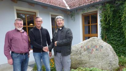 Bild: sl
Pfarrer Adam Nieciecki begrüßt offziell den neuen Kindergartenleiter Patrick Schu mit Kirchenpfleger Hubert Zitzmann (von rechts) vor der Einrichtung.
