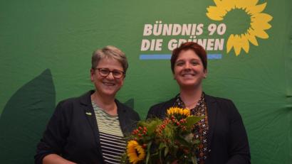 Bild: Benkhardt
MdL Anna Toman (rechts) kandidiert für die Grünen für das Amt des Landrats. Kreisvorsitzende Heidrun Schelzke-Deubzer freut sich über ein einstimmiges Votum der Kreisversammlung. Die Nominierung findet im November statt.