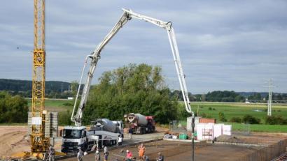 Bild: bey
Am Donnerstagmorgen wurde mit dem Betonieren der Bodenplatte für das Sportheim begonnen.