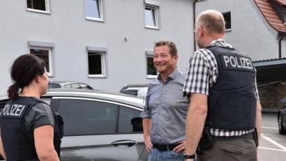 Bild: exb
SPD-Bundestagabgeordneter Uli Grötsch (Mitte) geht mit Daniela Armbruster (links) und Stefan Hoch auf Streife.