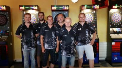 Bild: gz
Die Meistermacher um Teamkapitän Hans-Jürgen Bauer waren Hans Dobmeier, Werner Fischer, Chriss Glonner, Michael Kleber und Thomas Zipperer (von rechts).