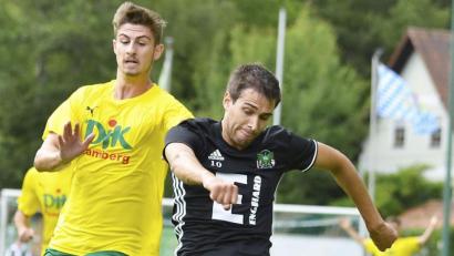 Bild: Hubert Ziegler
Christian Schrödl (rechts) steht nach einer krankheitsbedingten Pause wieder zur Verfügung. Der Neuzugang ist mit fünf Treffern bester Torschütze der DJK Ammerthal.