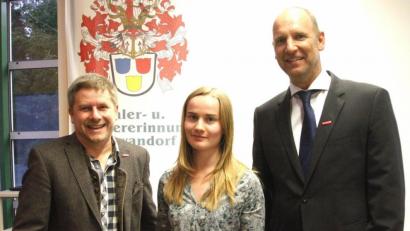 Bild: Hirsch
Die Obermeister der Malerinnungen Schwandorf und Amberg-Sulzbach, Tobias Schober (rechts) und Markus Schmidt (links), überreichten der Prüfungsbesten Simone Eichinger (Mitte) das Abschlusszeugnis.