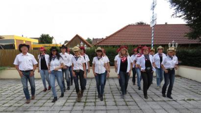 Bild: ubb
Um eine perfekte Formation aufs Tanzparkett zu legen, müssen die Linedancer viel üben. Aber die 35 Formationstänzer sind ein eingeschworenes Team und beherrschen auch komplizierte Schrittfolgen.