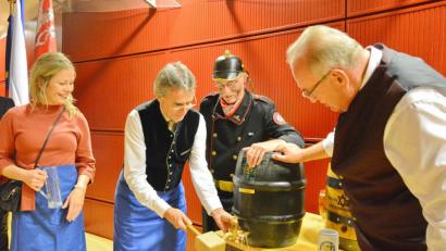 Bild: Regierung der Oberpfalz /May
"O’zapft is‘" mit Regierungspräsident Axel Bartelt (von links), Norbert Neugirg und Bezirkstagspräsident Franz Löffler.