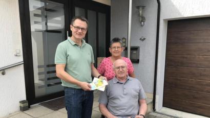 Bild: eig
Reisegutscheine hat sich das Ehepaar Hartmann gewünscht, auch wenn inzwischen keine Fernreisen mehr auf dem Programm stehen; mit im Bild Redakteur Uli Piehler.