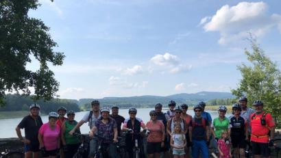 Bild: exb
20 Teilnehmer nahmen das Angebot einer E-Bike-Tour an. Die Radlergruppe, zu der auch Bürgermeister Ludwig Prögler (links) gehörte, legte auch am Silbersee einen Zwischenstopp ein.