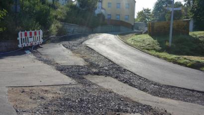 Bild: jr
Im Zuge der Wasserleitungs-Bauarbeiten der Stadt Mitterteich entlang der Leonberger Ortsdurchfahrt war festgestellt worden, dass es unterschiedliche Asphalthöhen gibt und zum Teil ein stabiler Unterbau fehlt. Nun soll auf eine Länge von 290 Metern ein Komplettausbau der Straße erfolgen.