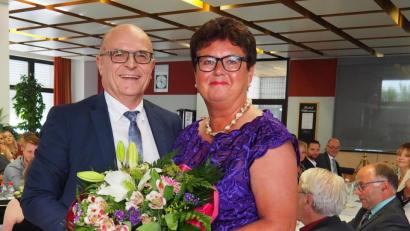 Bild: Bühner
Blumen zum Abschied überreicht Pflegedirektor Thomas Baldauf an die scheidende Schulleiterin Beate Mark.