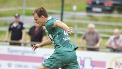 Bild: Hubert Ziegler
Der Gebenbacher Bastian Freisinger (links) überspringt in dieser Situation den Chamer Stefan Meyer, richtig von der Stelle kommt die DJK in dieser Saison aber noch nicht. Nach neun Spielen hat der Vizemeister zwölf Punkte auf dem Konto.