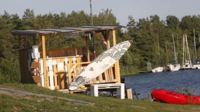 Bild: Hirsch
Dieses Holzgebäude ist auf dem Gelände des Surfclubs ohne Genehmigung errichtet worden und muss wohl wieder entfernt werden.