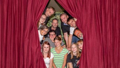 Bild: fjo
Zu lauter bekannten Gesichtern um Regisseur Josef Kleber (oben) gesellt sich erstmals Thomas Scheck (rechts) aus Vohenstrauß als "Neuer" im Ensemble des Theatervereins "Dorfbühne".