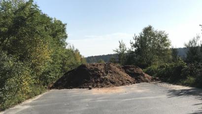 Bild: mor
Die Zufahrt zum Freizeitsee Dießfurt ist inzwischen blockiert.