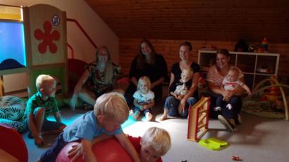 Bild: u
Neue Gesichter beim Hirschauer Zwergerltreff: Die neuen Gruppenleiterinnen Franziska Auer (rechts) und Melanie Dotzler (Zweite von links) treten die Nachfolge von Michaela Meier (links, seit 2007 Leiterin) und Cathi Meindl (Zweite von rechts) an. Seit den Osterferien finden die Treffen nicht mehr im Schulhaus, sondern im Dachgeschoss des katholischen Jugendheims statt.