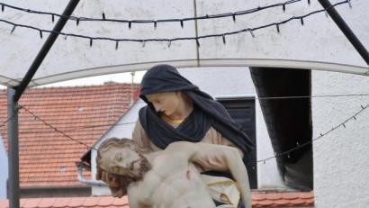 Bild: rha
Zwei Nachbarinnen in der Froschau ist es ein Anliegen, dass die Pieta zur Bergfest-Lichterprozession festlich geschmückt ist.