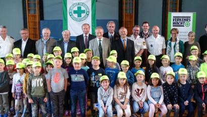 Bild: Dobmeier
Mit ihren leuchtgelben Caps sind die neuen Abc-Schützen der Albert-Schweitzer-Schule nun unterwegs, um "Sicher zur Schule und wieder nach Hause" zu kommen.