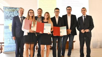 Bild: Körber-Stiftung/ Susanne Hesping
Landessieger Teresa Bodenmeier, Susann Grochowina und Sebastian Kneidl (vorne von links) freuen sich mit ihren Tutoren Jochen Runkel und Christian Obermayer (hinten, zweiter und dritter von links) über die Urkunden, überreicht vom Ministerialdirektor des Kultusministeriums Herbert Püls (hinten links) und dem Vorstandsmitglied der Körber-Stiftung Thomas Paulsen (hinten rechts).