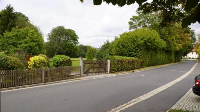 Bild: bkr
Der Anfahrtsweg wird für die Gemeindemitarbeiter und Bürger gleich bleiben. Direkt gegenüber des bisherigen Standortes soll das neue Rathaus entstehen. Bis es allerdings soweit ist, wird die Verwaltung in Containern auf dem oberen Parkplatz vor der Mehrzweckhalle untergebracht.