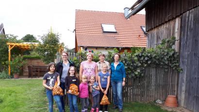 Bild: bej
Heidi Süß (Zweite von rechts) stellte ihren Garten für das "Erpflgrom" des Gartenbauvereins zur Verfügung. Die Kinder und auch die Vorstandsmitglieder Stefanie Lacher, Stefanie Schauer und Gertraud Rötzer (von links) hatten viel Spaß bei der Aktion .