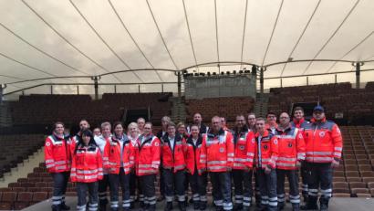 Bild: BRK-Kreisverband/exb
Die ehrenamtlichen Einsatzkräfte aus den Kreisverbänden Bayreuth, Hof, Tirschenreuth und Wunsiedel im BRK beim Helferbriefing kurz vor Spielbeginn bei den Luisenburg Festspielen.