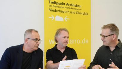 Bild: Gabi Schönberger
Stefan Kunnert, Peter Troppmann und Stephan Argauer (von links) hoffen auf zahlreiche Teilnehmer am Architektur-Workshop am kommenden Wochenende.
