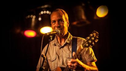 Bild: Paul Needham
Nach vielen Jahren Pause spielt Chris Cacavas wieder einmal in Weiden. Auf der Akustik-Gitarre präsentiert er Songs von seinen elf Soloalben – vom ersten aus dem Jahr 1987 bis zur letzten Veröffentlichung 2013.