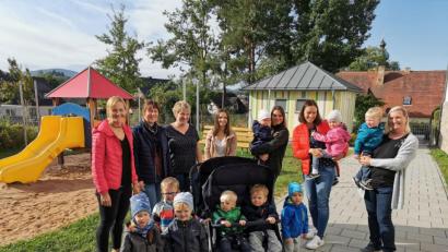 Bild: gz
Stefanie Kaiser-Lehner, Nicola Hummer, Kindergartenleiterin Ramona Zangl (von links) und Kathrin Zinkl (Zweite von rechts) und das Team der Kinderkrippe freuen sich über den Kinderwagen.