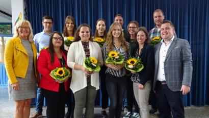 Bild: muk
Schulleiterin Irene Träxler (links) und Stellvertreter Markus Binder (rechts) wünschten den neuen Lehrkräften einen guten Start an der Mittelschule.
