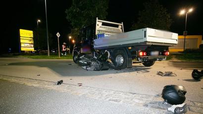 Bild: jma
Ein 49-Jähriger übersah eine 16-Jährige auf einem Leichtkraftrad. Sie wurde lebensgefährlich verletzt.