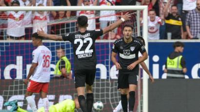 Bild: Armin Weigel/dpa
Ausgerechnet der Ex-Regensburger Hamadi Al Ghaddioui (rechts) macht für den VfB den Deckel drauf. Dezent verzichtet er auf den Jubel.