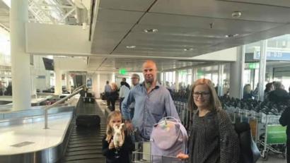 Bild: Martti Hirvonen
Der Münchener Flughafen am Freitagvormittag: Der für das Legendenspiel aus Finnland angereiste Johnny Bärlund landet in Deutschland. An seiner Seite: Emma und Anna Hirvonen, die Tochter und Frau des ehemaligen ERSC-Torhüters Martti Hirvonen, der am Samstag in der Eishalle ebenfalls aufläuft.