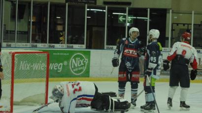 Bild: gb
Barry Noe (rechts) und Torschütze Chase Clayton freuen sich nach dem 2:0, der finnische Torhüter Niko Paakkulainen liegt geschlagen auf dem Eis. Die Blue Devils besiegten am Freitag den finnischen Viertligisten Viikingit Jääkiekko mit 7:2.