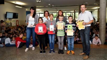 Bild: arw
Kreisjugendring-Geschäftsführer Martin Neumann, Konrektorin Martina Fels, Realschulrektorin Irene Sebald und Anna Schätzler (von rechts) von "Neustadt lebt Demokratie" verteilen Vokabelhefte und das neue Programm des Kreisjugendrings.