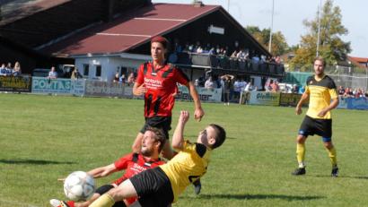Bild: gb
ATSV-Verteidiger Pavel Hromir (Mitte) blockt den Abschluss von Christian Bäuml (FC Tirschenreuth) in letzter Sekunde. ATSV-Kollege Karl Söllner (hinten) brauchte nicht mehr einzugreifen.