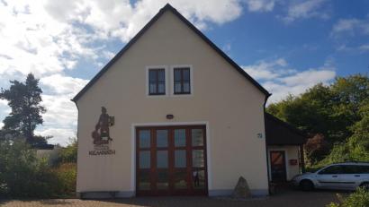 Bild: e
An sich war die Ostseite (links) für einen Neubau vorgesehen, das ist gescheitert, nunmehr kommt die Westseite (rechts) grob gesagt hinter dem Fahrzeug