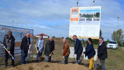Bild: gi
Startschuss für die Tagespflege und das betreute Wohnen in Moosbach. Die Verantwortlichen schwingen beim Spatenstich die Schaufel.