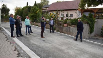 Bild: bnr
Die Dorfstraße in Köttlitz steht kurz vor der Fertigstellung. Der Gemeinderat machte sich bei einer Besichtiugng vor Ort ein Bild vom Baufortgang.
