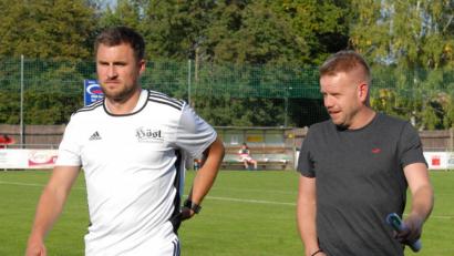 Bild: gb
Co-Trainer Christoph Hegenbart (links) und Chefcoach Andreas Lang schauten schon zur Pause auf dem Weg in die Kabine bedröppelt drein: Ihr schwacher SV Mitterteich unterlag dem TSV Neudrossenfeld klar mit 0:3.
