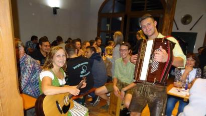 Bild: bö
Beim Weinfest der Trachtenkapelle im Musikstadl spielte das Trio "Oana geyd´o" mit Franziska Hofmann, Manuel Tischner und Sebastian Eck (von links.) zünftig auf.
