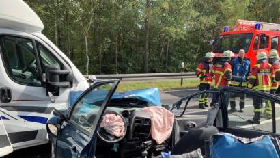 Bild: wro
Die Fahrerin des Autos wurde bei einem Frontalzusammenstoß mit einem Wohnmobil lebensgefährlich verletzt. Auch die Beifahrerin des Wohnmobils wurde leicht verletzt.