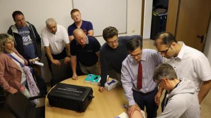 Bild: exb
„Wound Packing“ als neue Methode zur Blutstillung, wurde durch die Fortbildungsteilnehmer am speziellen Übungsgerät praktisch erprobt.