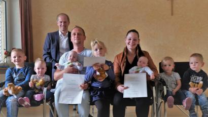 Bild: twi
Das Ehepaar Maria und Daniel Pfab mit den neugeborenen Zwillingen Noel und Nico auf dem Arm freut sich mit seinen Kindern über die Post vom Bundespräsidenten. Bürgermeister Konrad Kiener gratulierte.