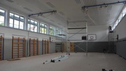 Bild: jr
Die Bauarbeiten im Inneren der Schulturnhalle sind schon weit fortgeschritten. Dennoch verzögert sich die Öffnung der Halle. Schule und die Vereine, die die Halle benützen, warten schon sehnsüchtig darauf.