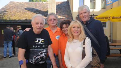 Bild: ge
Motorradfreunde unter sich: Von links Hermann Rauh, Walter und Gabi Langhans sowie Lynn Kermode und David Clague von der Isle of Man.